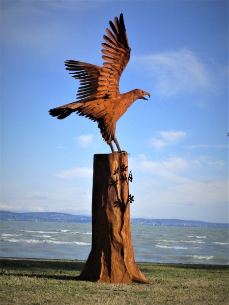 Eagle on tree sculpture